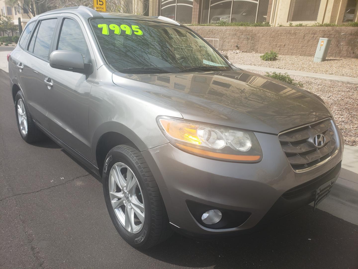 2011 gray /gray Hyundai Santa Fe SE (5XYZH4AG2BG) with an 3.5L V6 DOHC 24V engine, 6-Speed Automatic transmission, located at 323 E Dunlap Ave., Phoenix, AZ, 85020, (602) 331-9000, 33.567677, -112.069000 - 2011 Hyundai Santa Fe SE,......A Must See!! No accidents, Ice cold AC. The car is gorgeous inside and out. Power windows, Power door locks, Stereo/cd/mp3 Player, Phone sync, Bluetooth, Satellite compatible, Beautiful gray interior with gray leather seats in near perfect condition, Incredible gas mil - Photo#2